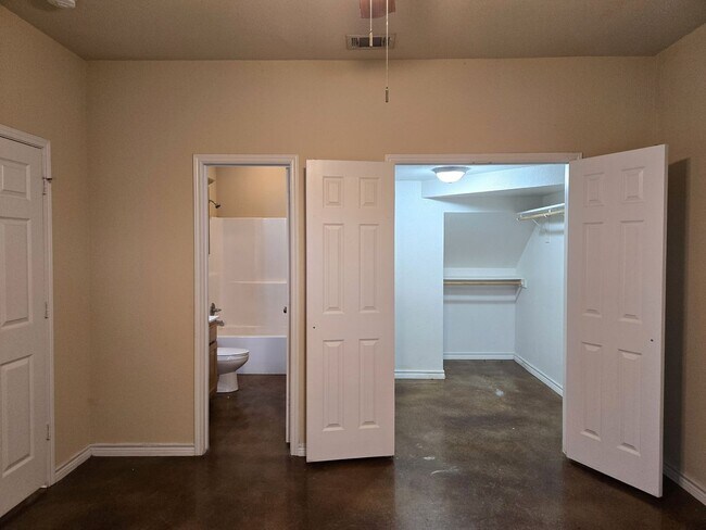 Building Photo - Robinson Townhome