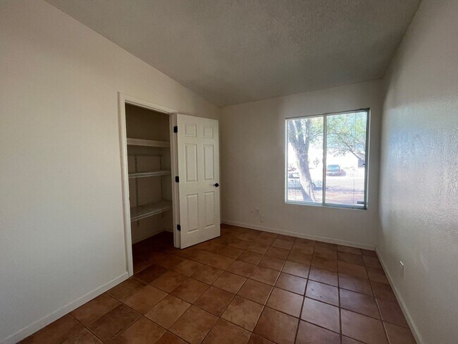 Building Photo - 4 bedroom 2 bath home centrally located