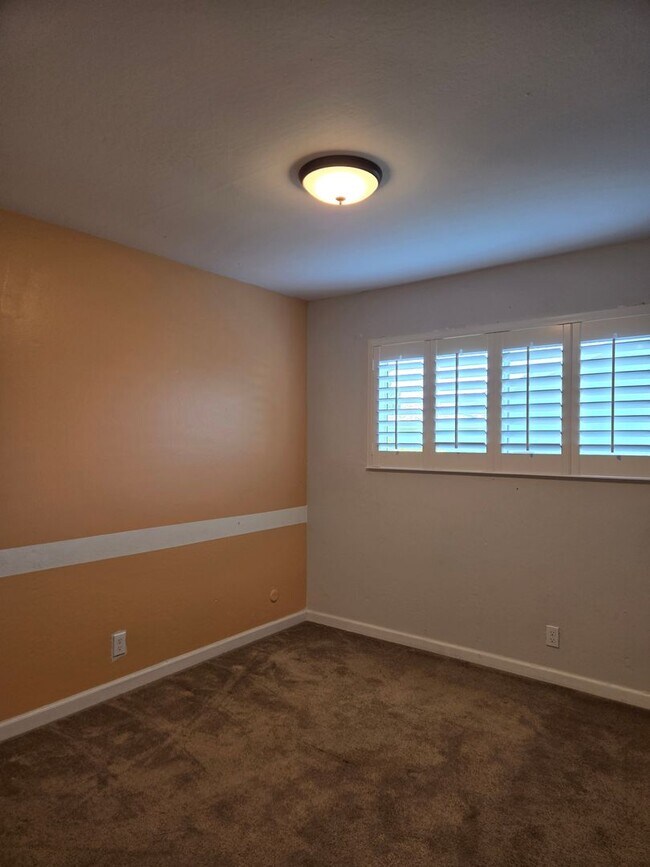 Building Photo - Beautifully Updated 3 Bed, 2 Bath House