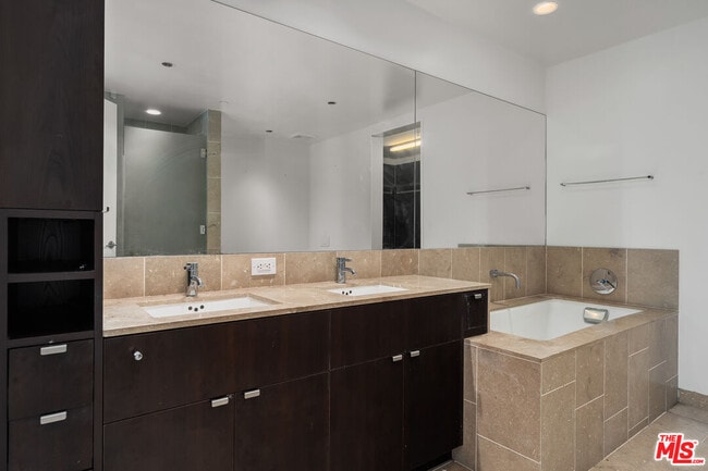 Building Photo - 6250 Hollywood Blvd