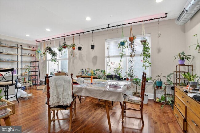 Building Photo - 946 N 2nd St