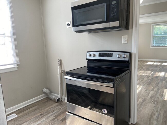 Building Photo - 3 Bedroom, 1 Bathroom House in High Point