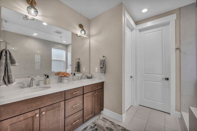 Building Photo - 619 Camargue Trl