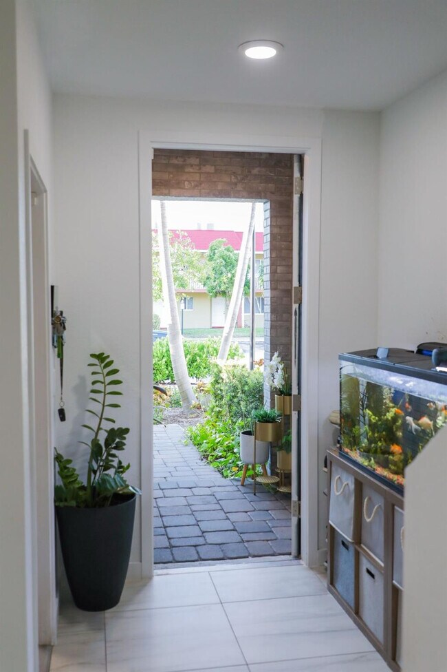 Building Photo - 148 SE 5th Ct