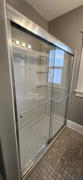 Large shower - 515 Houston St