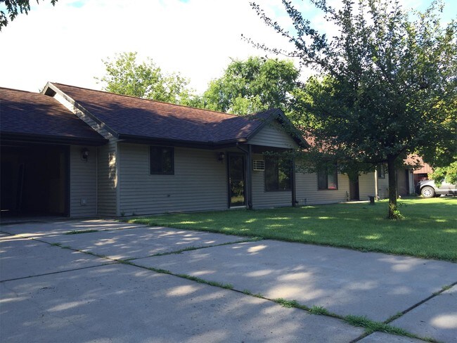 Building Photo - 11877 N 16th Ave