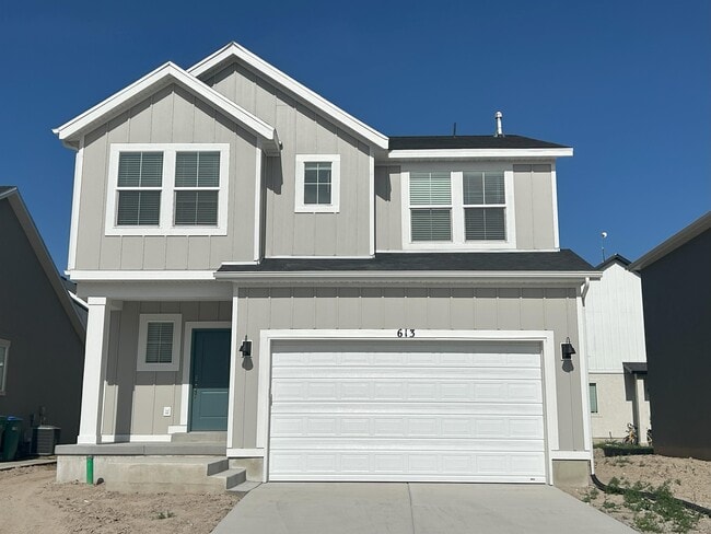 Building Photo - 613 N Pear Dr