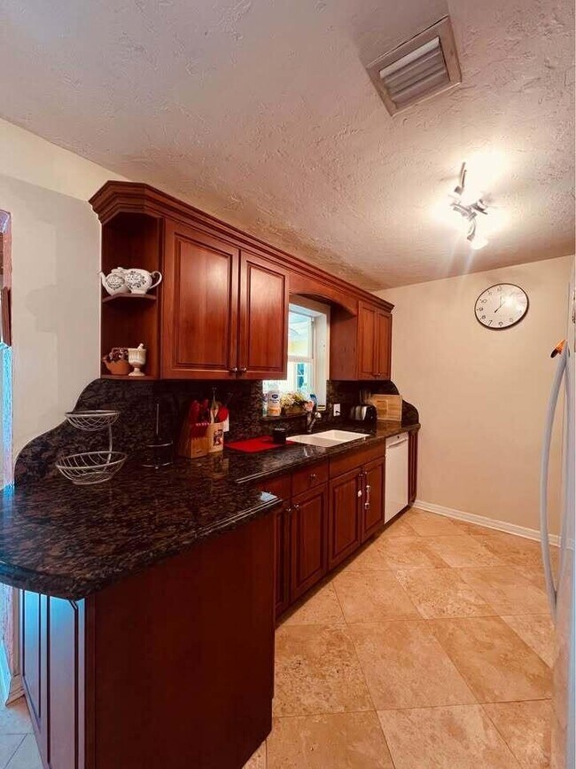 Building Photo - 7834 Edgewater Dr