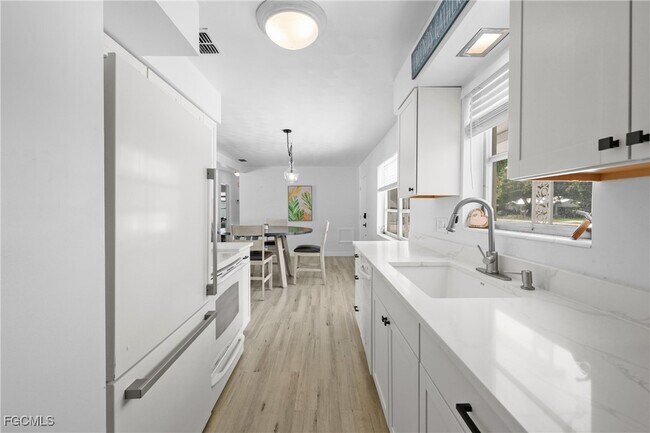 Building Photo - 1661 Coronado Rd