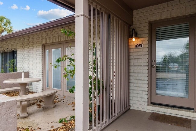 Building Photo - Audubon Park 2/2 Corner Unit Villa with La...