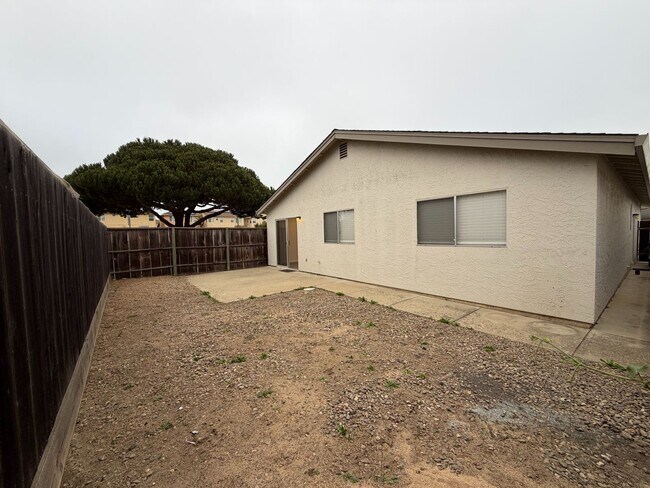 Building Photo - 745 Cedar Dr