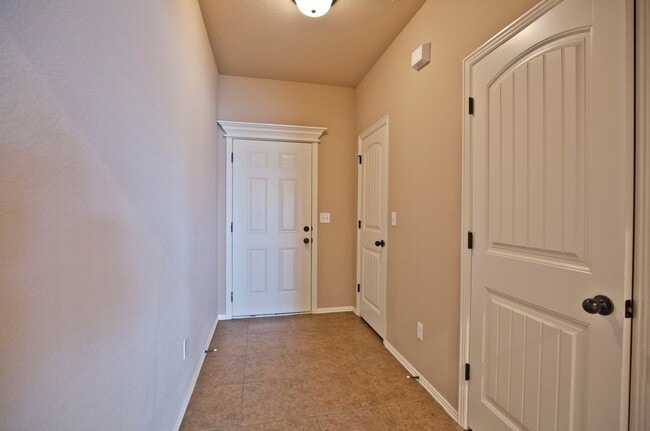Building Photo - ***901 Oakwood Lane***