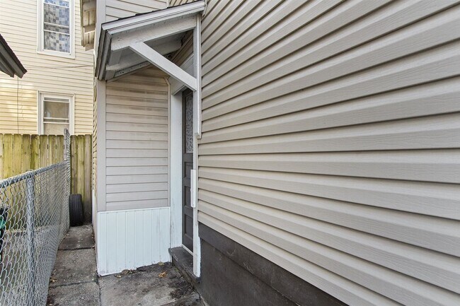 Building Photo - Spacious Single Family Home In York City!