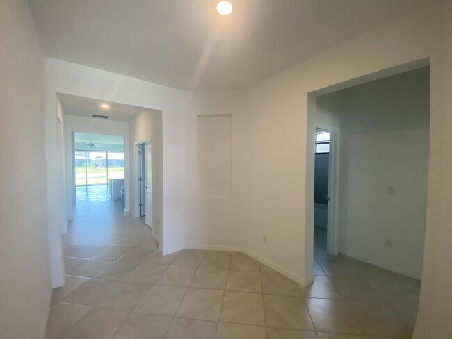 Building Photo - 1833 W Isles Rd