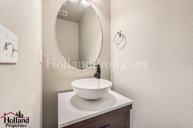 Building Photo - Spacious Townhome with A/C, Gas Fireplace & Water/Sewer Included!