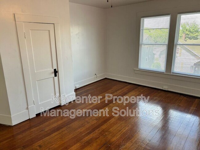 Building Photo - 204 W Peabody St