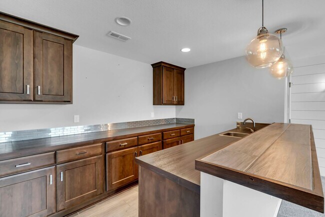 Building Photo - Luxury Home - Month-to-Month or 6-month Le...