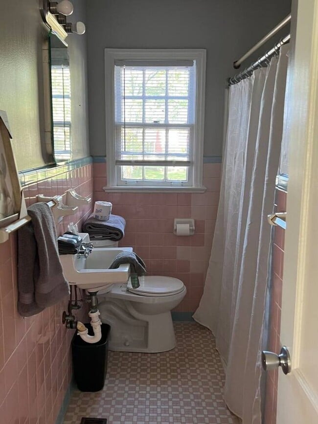 Building Photo - MOVE IN SPECIAL!! Charming 2 bedroom Duplex