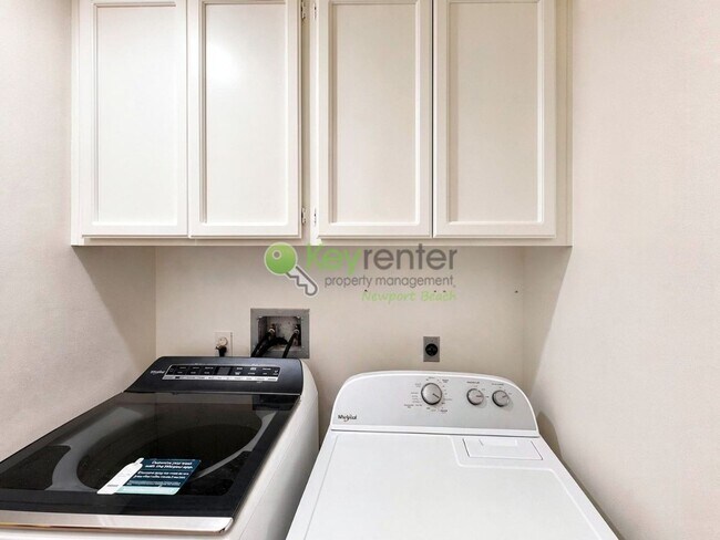 Building Photo - Beautifully renovated single-level condo in gated Newport Baycrest