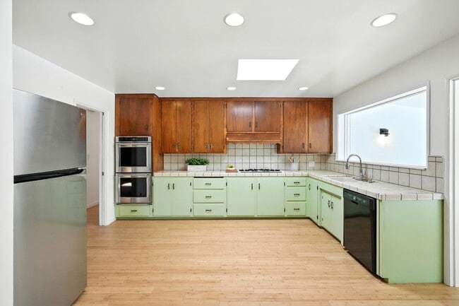 Building Photo - 8461 Valley Circle Blvd