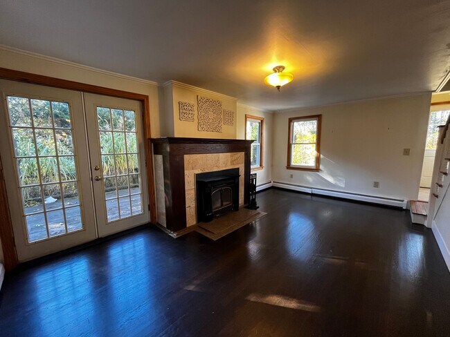 Building Photo - Charming 2 Bedroom Home