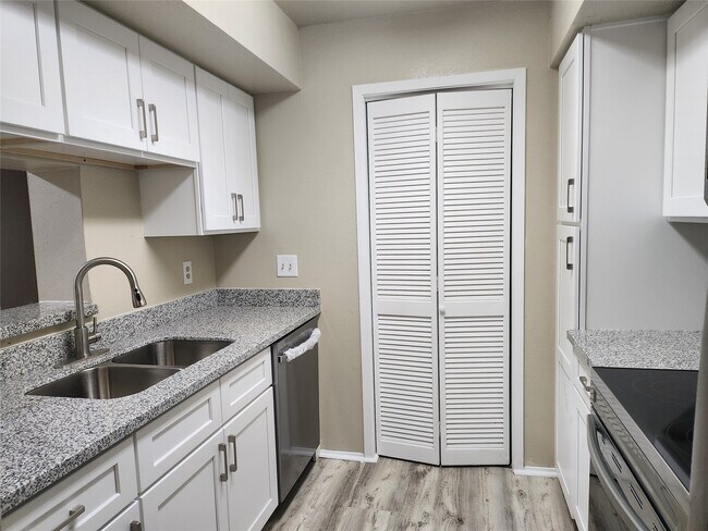 Building Photo - 6602 Harbor Town Dr