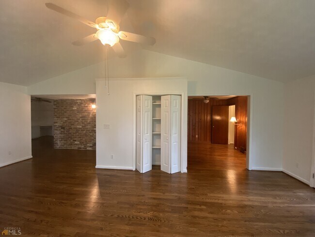 Building Photo - 2022 Woodbine Terrace NE
