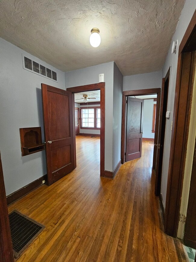 Building Photo - 545 E Park Ave
