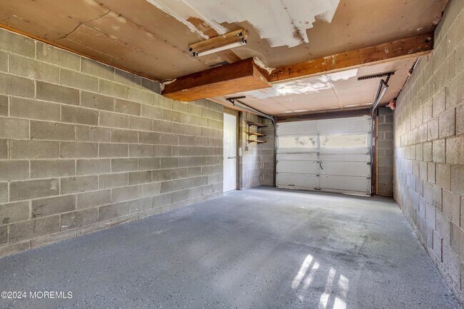 Building Photo - Take a look on this beautiful corner property
