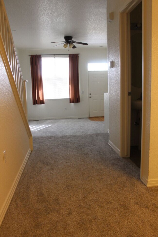 Building Photo - Beautiful 3 BR/3 1/2 BA Townhouse in Stonegate!!