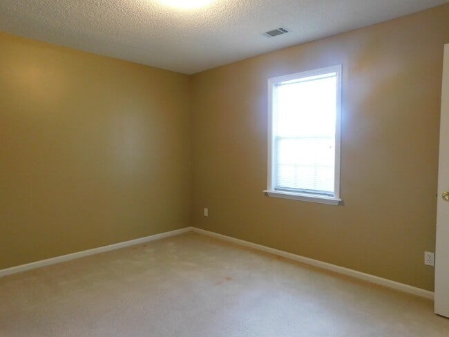 Building Photo - Quiet convenience