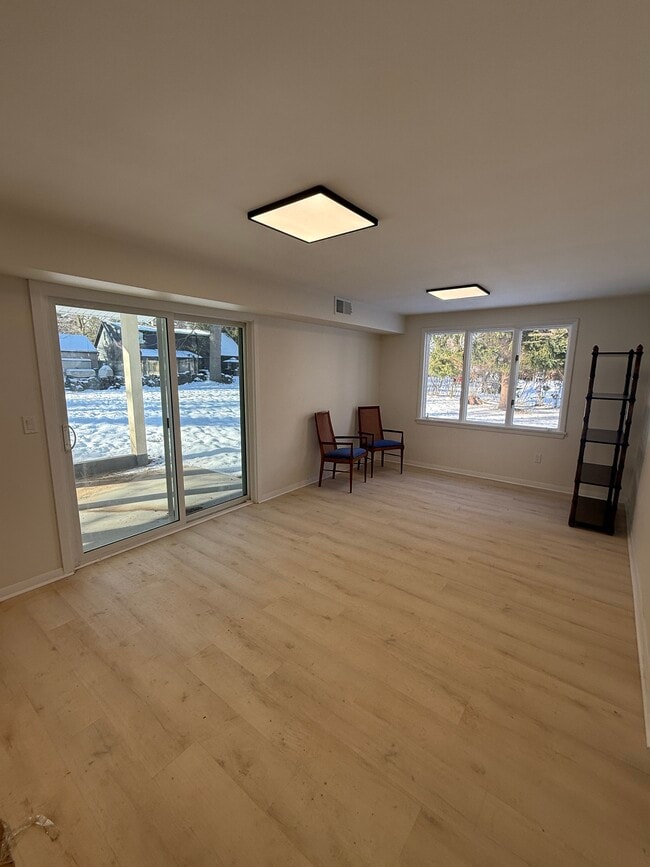 Building Photo - 4300 Fairfield Dr