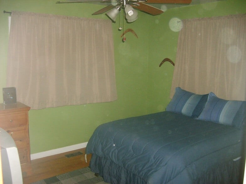 Master bedroom - 2015 W Arrowhead Dr