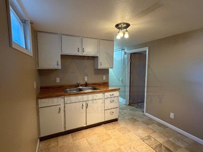 Building Photo - Charming 3 Bedroom 2 Bathroom House