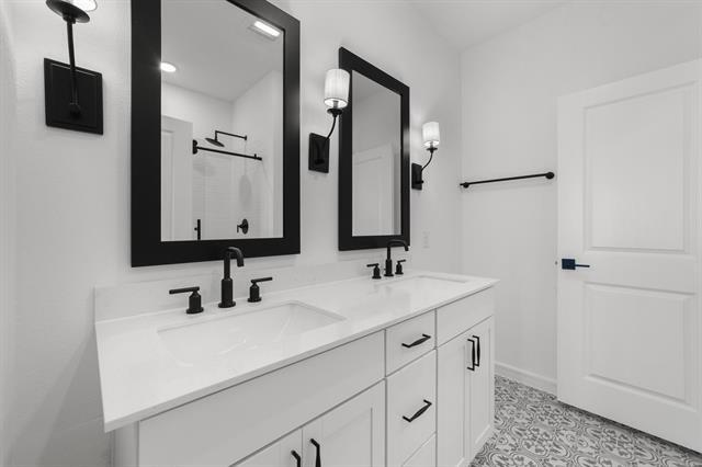 Building Photo - 2213 Maple Cir