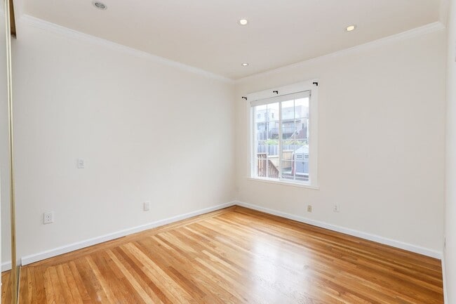 Building Photo - 5 Bed / 2 Bath home in Outer Richmond near...