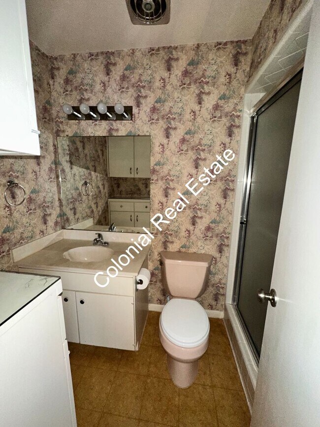 Building Photo - Spacious and unique 3 bedroom 2 and a half bath house on the golf course!