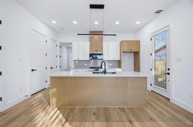 Building Photo - 3923 Aledo St