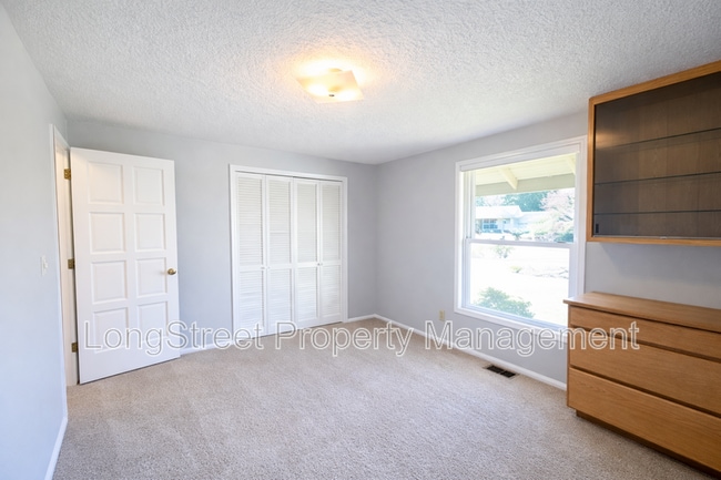 Building Photo - 2917 Takena St SW