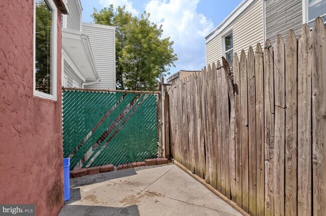 Building Photo - 2228 Taggert St
