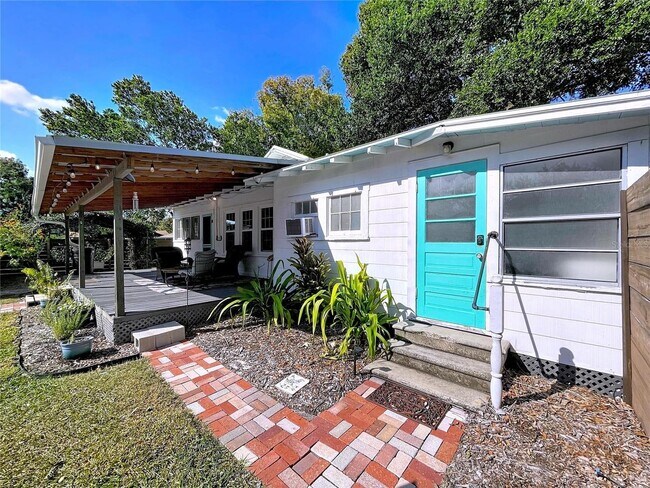 Building Photo - Timeless Bungalow located in the heart of Plant City Historic District