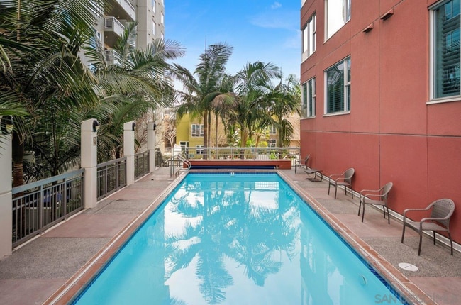 Building Photo - 300 W Beech St