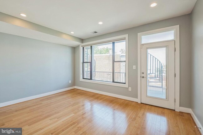 Building Photo - 1404 K St SE