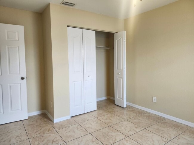 Building Photo - 3 bedroom 2 bath 1 car garage duplex