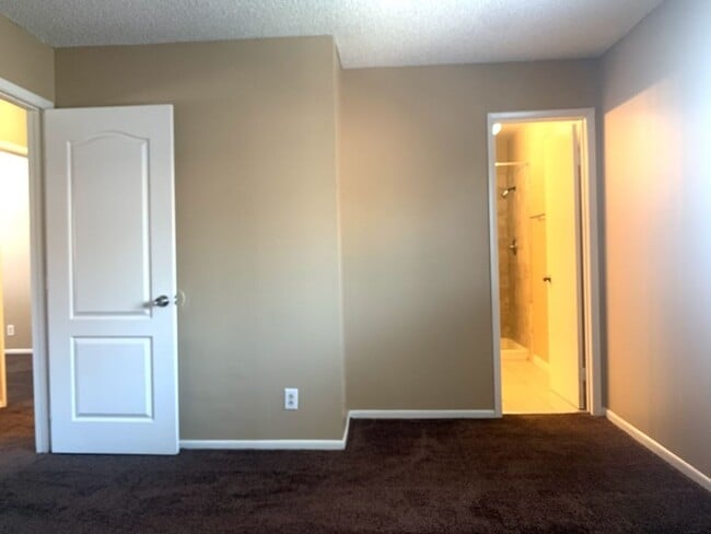 Building Photo - Check out this Freshly Painted and New Flo...