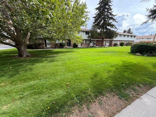 Building Photo - Central and updated 3 bedroom 1.5 bath tow...