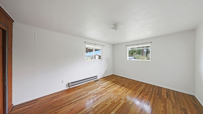 Building Photo - 3 Bed 2 Bath - Dog Friendly - Parking - St...