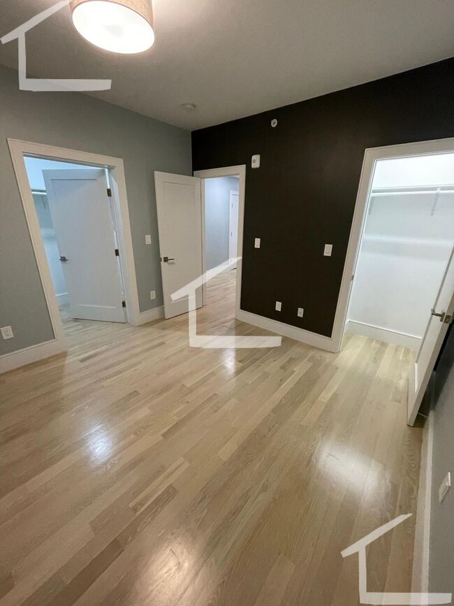 Building Photo - Huge 3 bed in Washington square