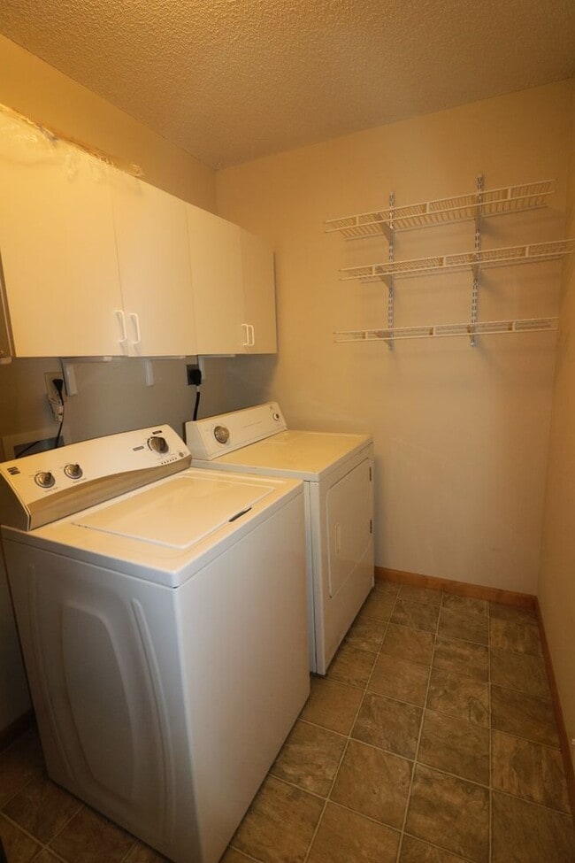 Building Photo - Beautiful 3 bedroom home just minutes from Manhattan and Fort Riley!