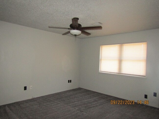 Building Photo - Very nice spacious home located in the Eis...